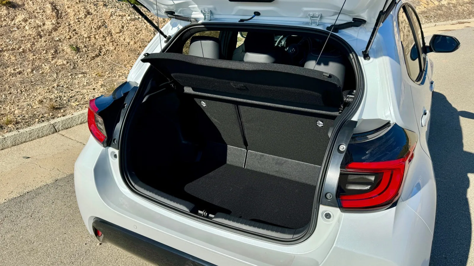 286 Liter GEpäckraum gibt es im Mazda 2 Hybrid im Standardformat.