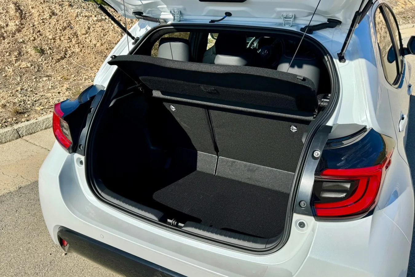 286 Liter GEpäckraum gibt es im Mazda 2 Hybrid im Standardformat.