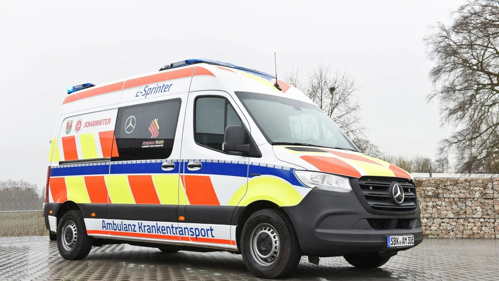 Krankentransportwagen für geplante Patientenverlegungen auf Basis des eSprinter mit 93 Kilometer Reichweite.