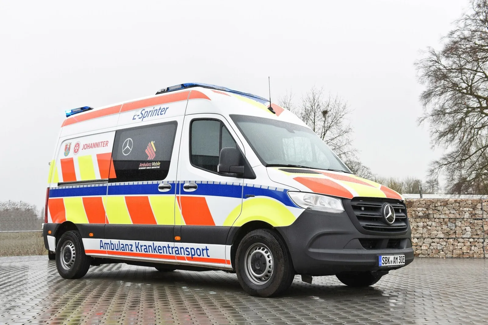 Krankentransportwagen für geplante Patientenverlegungen auf Basis des eSprinter mit 93 Kilometer Reichweite.