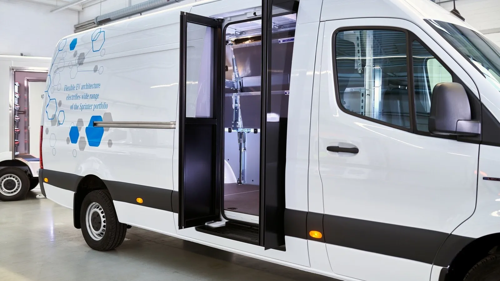 Auf Basis der neuen Elektro-Plattform hat Mercedes bereits erste Prototypen für Auf- und Umbauten realisiert, zum Beispiel diese KEP-Variante.