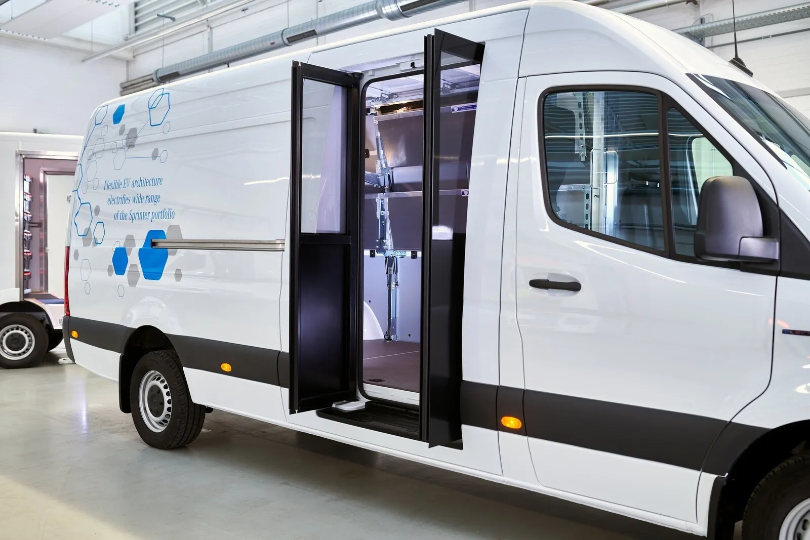 Auf Basis der neuen Elektro-Plattform hat Mercedes bereits erste Prototypen für Auf- und Umbauten realisiert, zum Beispiel diese KEP-Variante.