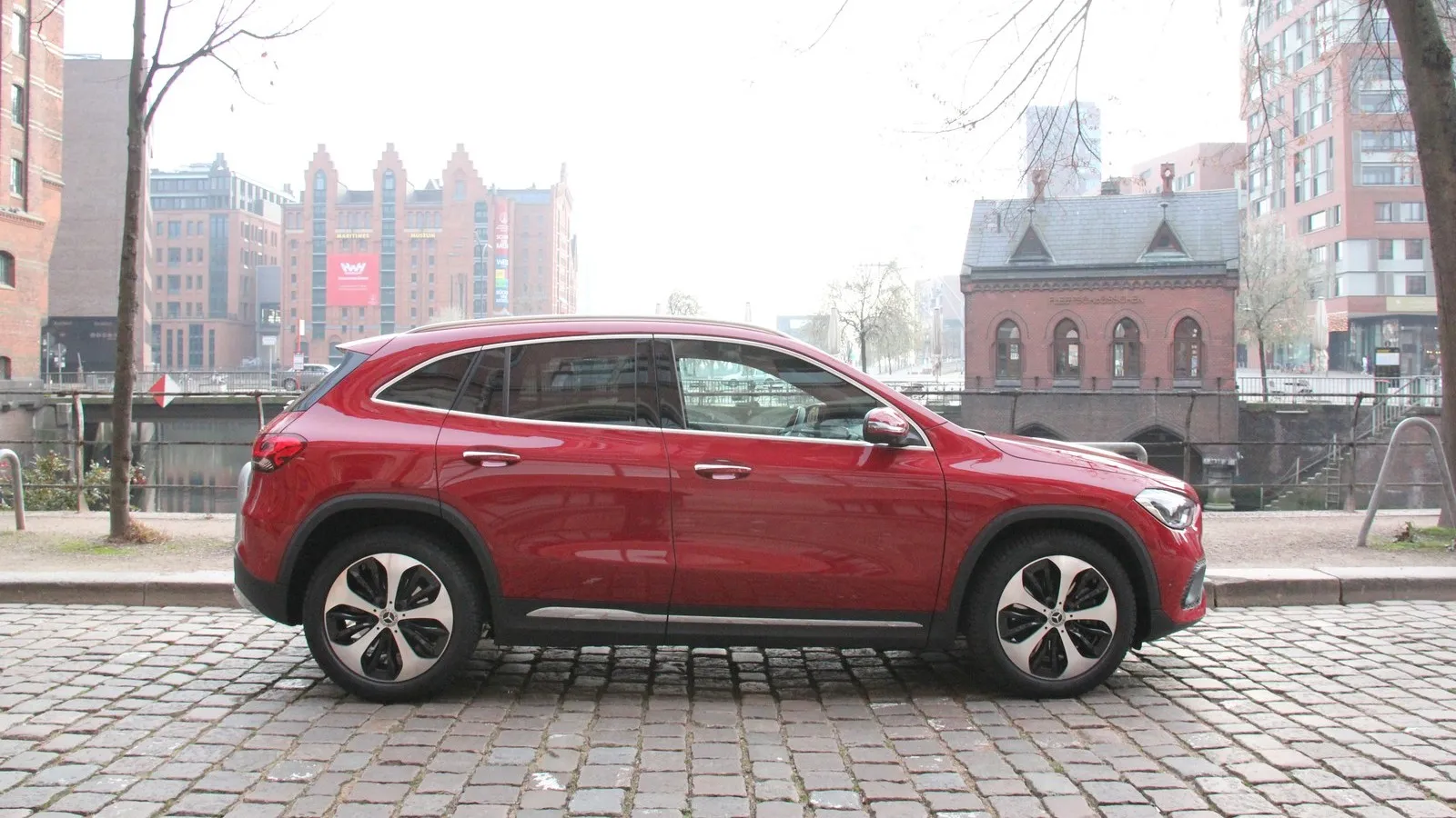 Anders als sein coupéartiger Vorgänger zeigt der aktuelle GLA klassische SUV-Proportionen.