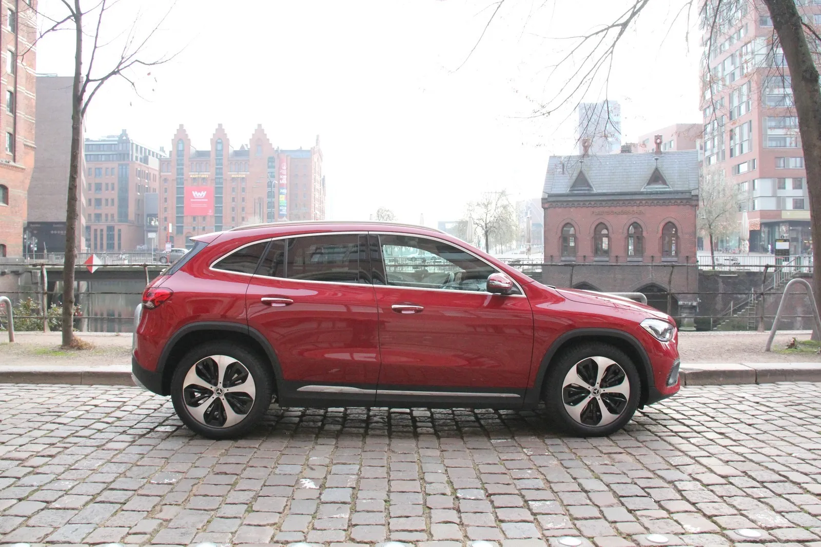 Anders als sein coupéartiger Vorgänger zeigt der aktuelle GLA klassische SUV-Proportionen.