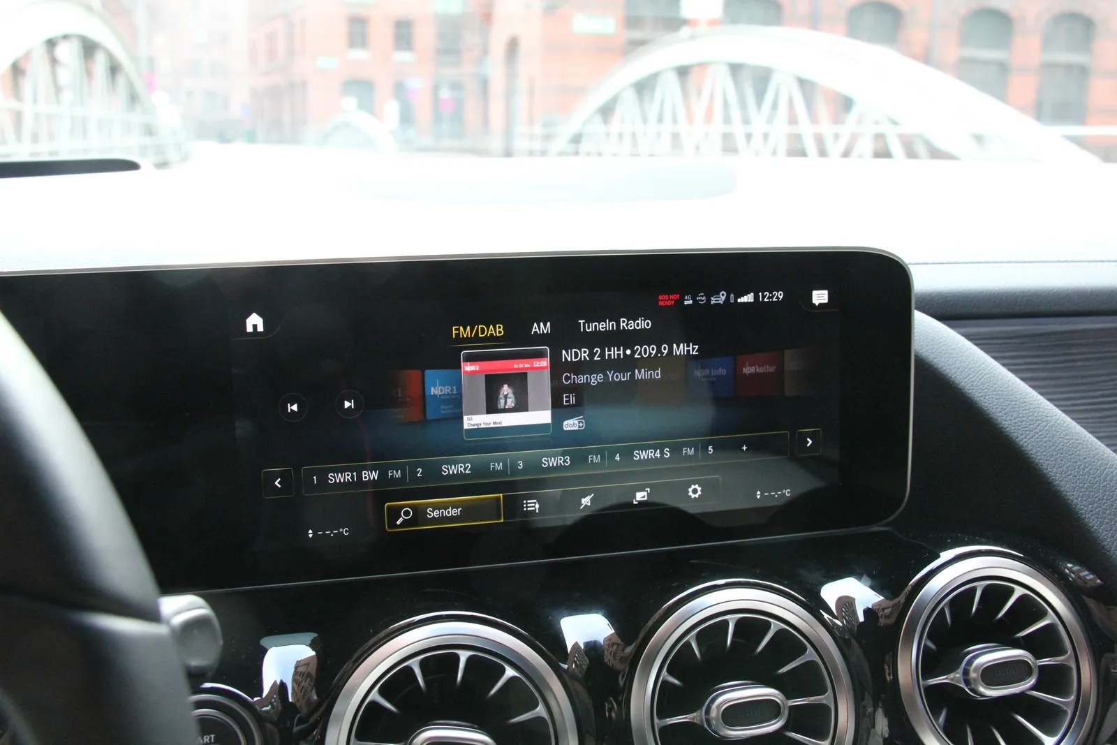 … und Touchscreen jeweils 10,25 Zoll und überzeugen mit gestochen scharfen Bildern.