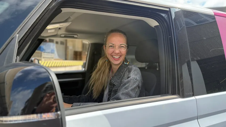 Mitfahren, zuhören, Lösungen gemeinsam entwickeln: Melanie Dahms liebt ihren Job als Mobilitätsmanagerin beim Energieversorger Enercity AG.