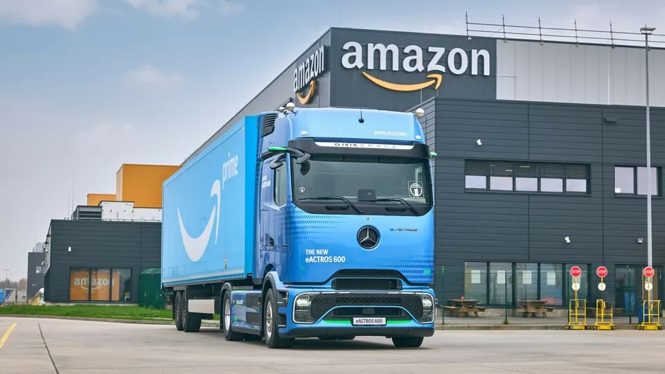 Amazon baut ihr Warten-Transportnetz mit E-LKW von Mercedes aus.