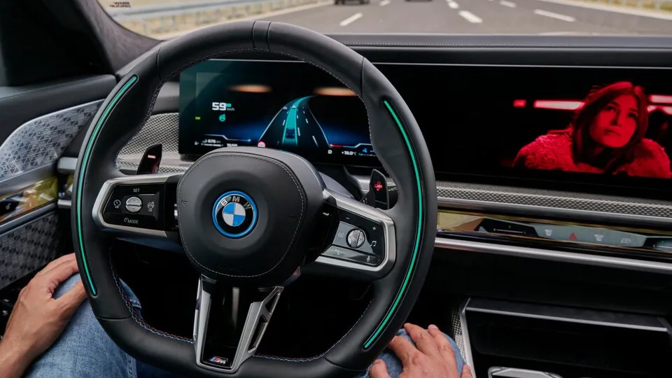 Die Kombination aus autonomen Fahren Level 2 und 3 ist ab sofort im BMW 7er erhältlich.
