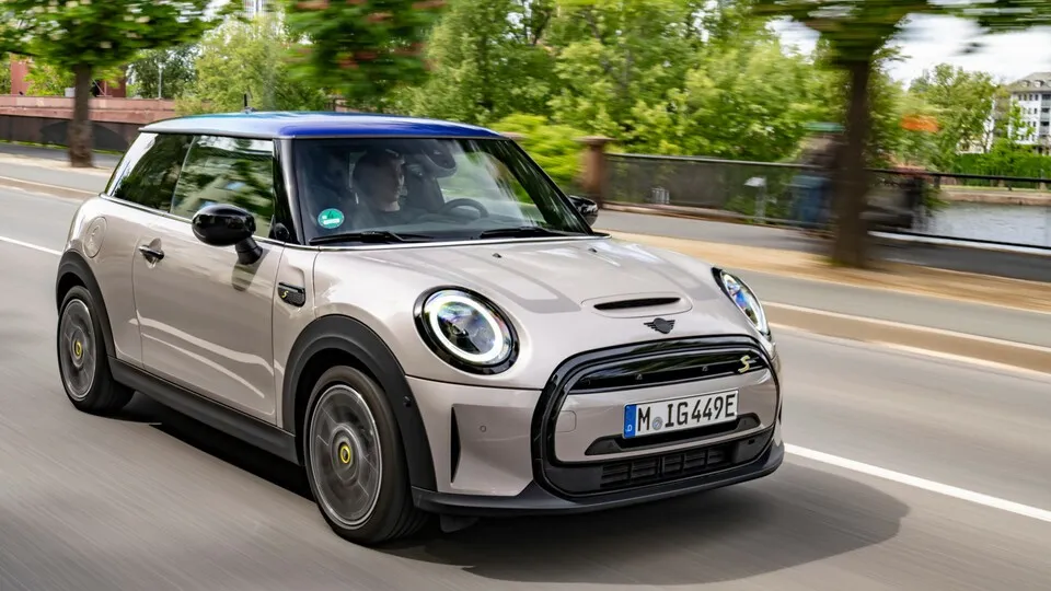 Auf den X3 folgt der Mini Cooper SE: Der BMW-Konzern ruft Modelle seiner Tochter Mini zurück.