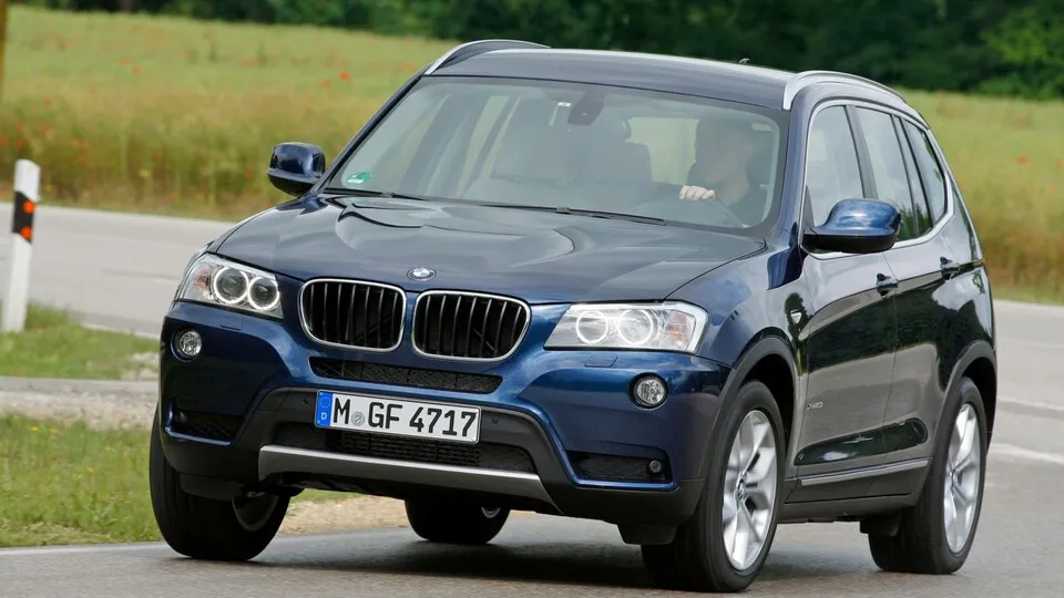 BMW X3 der Generation F25 bis ins Produktionsjahr 2014 hinein sind von der Rückrufaktion betroffen.