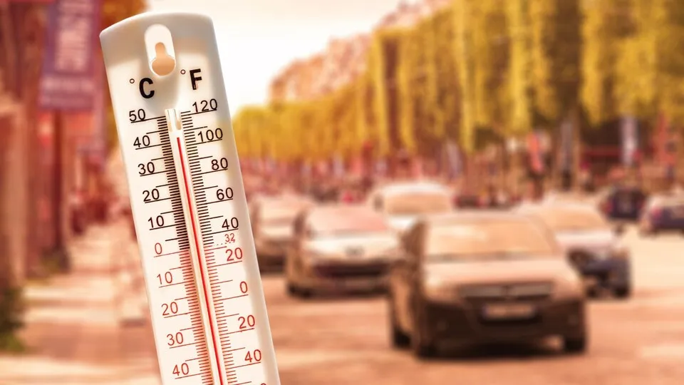 Hohe Außentemperaturen belasten Fahrer und E-Auto gleichermaßen.