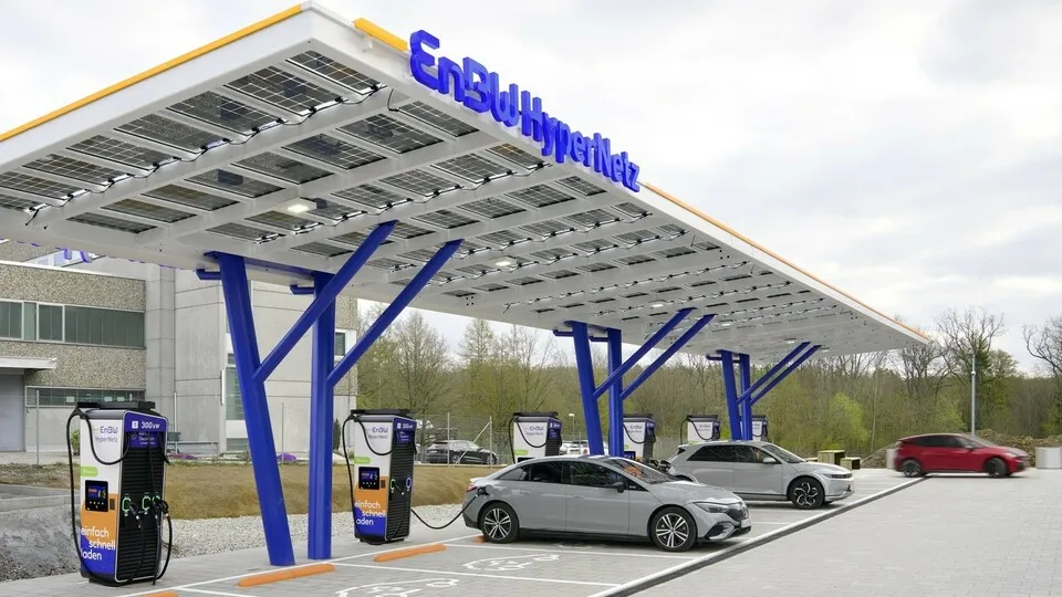 EnBW baut vier neue Ladestationen für schnelles Laden von E-Autos in Bayern und eine Station in Hessen.