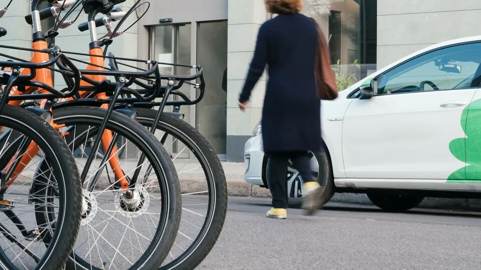 Immer mehr Unternehmen und auch Landesverwaltungen bieten ihren Mitarbeiterinnen und Mitarbeitern Dienstradleasing an.