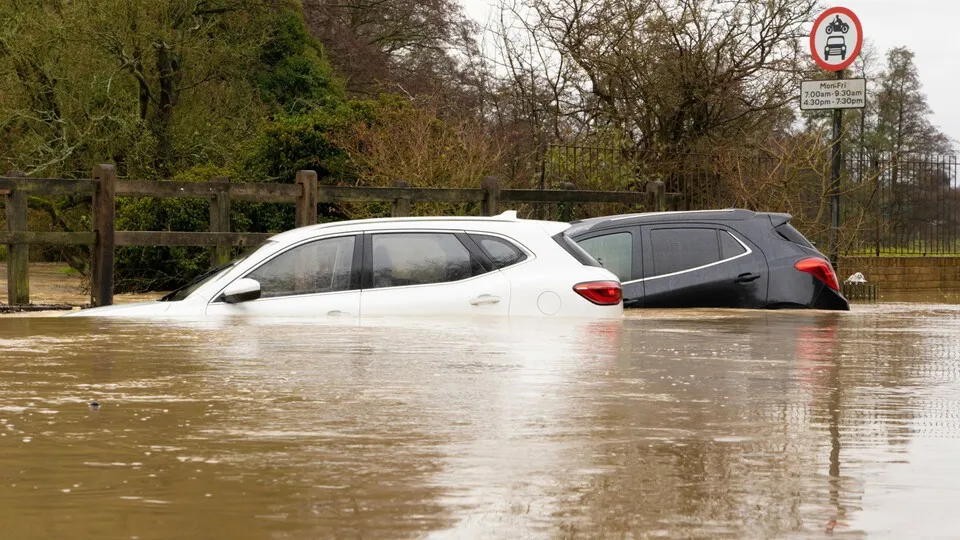 Hochwasser kann enorme Schäden an Pkw anrichten.