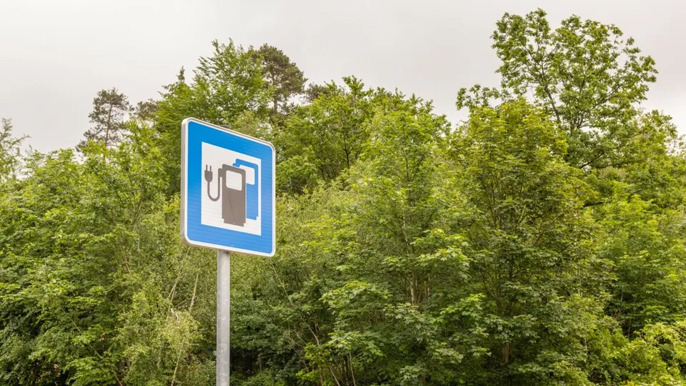 Der Ausbau an Ladepunkten in Deutschland kommt voran. Aber auch entlang von Autobahnen? Im ADAC-Test wurden an Rastanlagen nun Mängel deutlich.