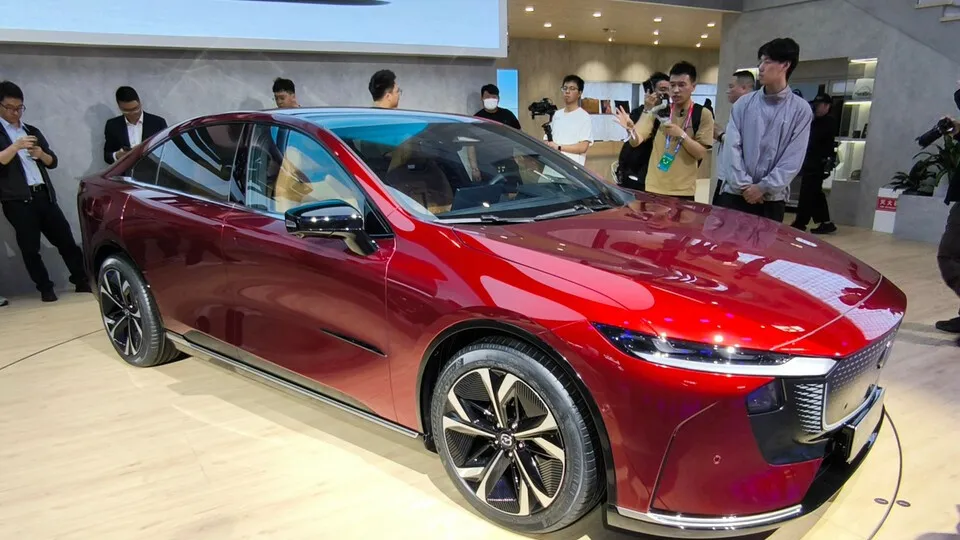 In Peking feierte der Mazda EZ-6 2024 seine Premiere.