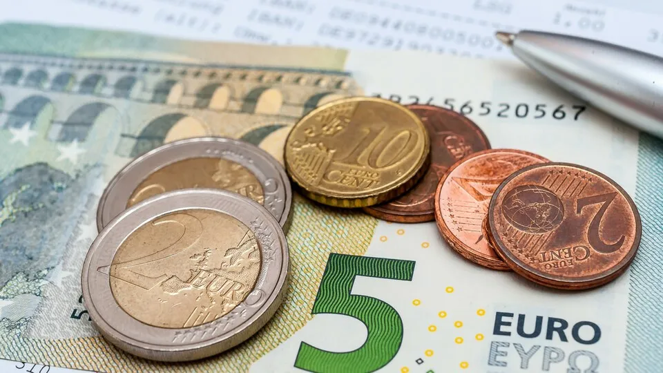 Die neuen Typklassen für das Jahr 2025 können für über 7 Millionen Pkw-Fahrerinnen und Fahrer höhere Kfz-Versicherungs-Beiträge bedeuten.