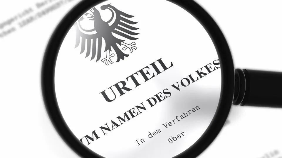Trotz Warnhinweis: Waschanlagenbetreiberin verliert Rechtsstreit um beschädigten Pkw.