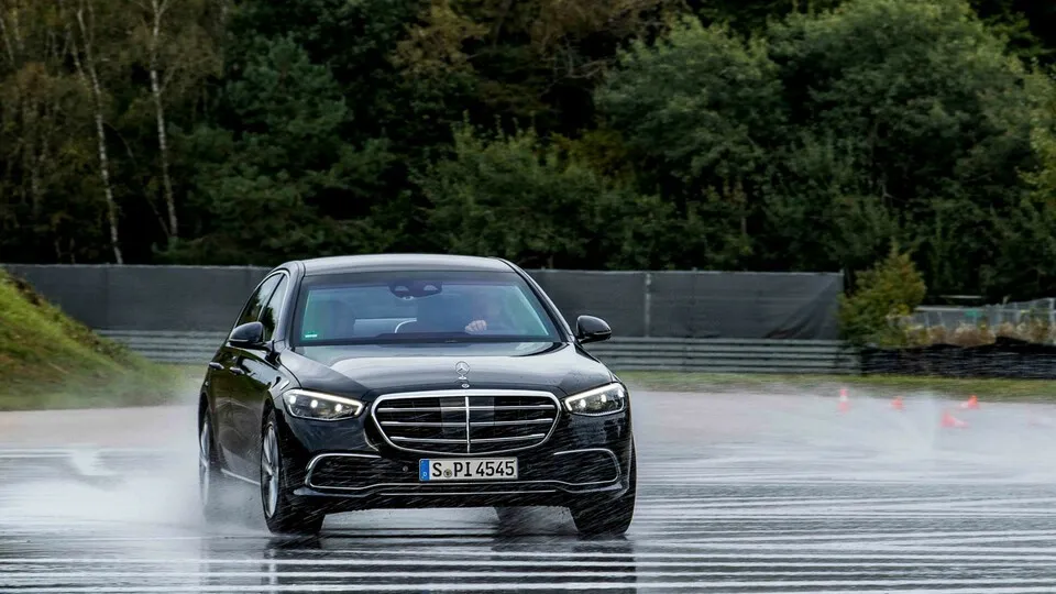 Aquaplaning und Starkregen sind mitunter verheerend für Pkw.