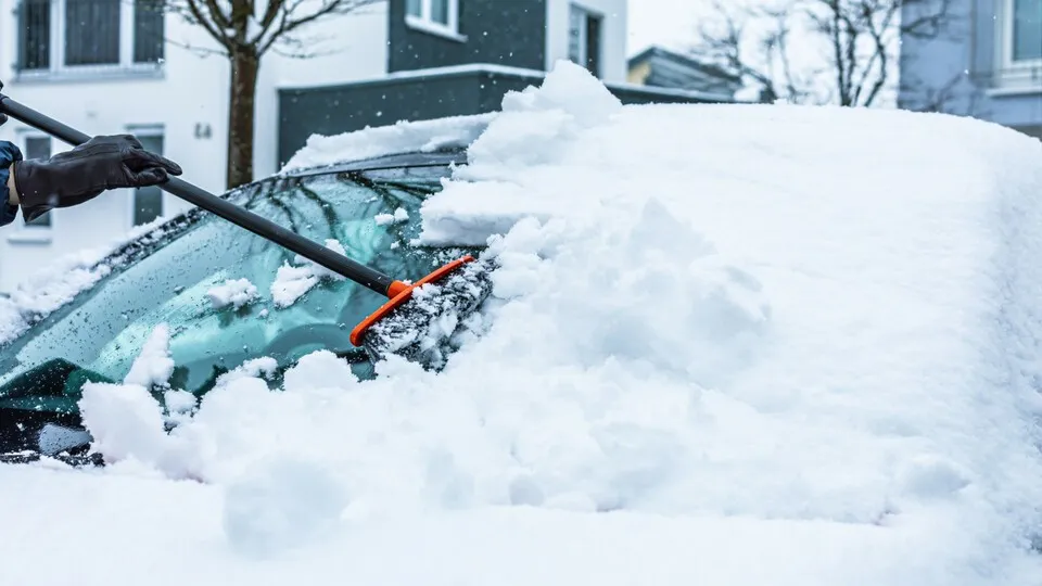 Auch beim Auto heißt es im Winter oft: Schneeschippen.