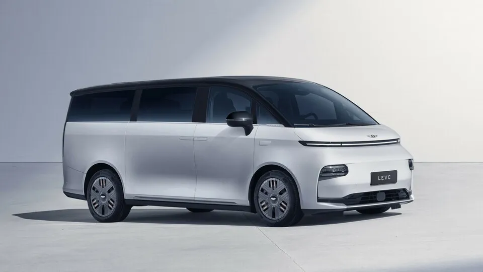 Bis zu 700 Kilometer Reichweite sollen im L380 auf Basis der SOA-Elektro-Plattform von Geely möglich sein.