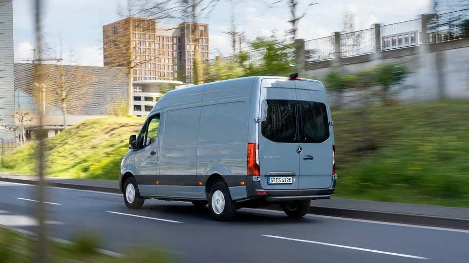 Bis zu 14 Kubikmeter dienen im E-Sprinter als Ladevolumen.