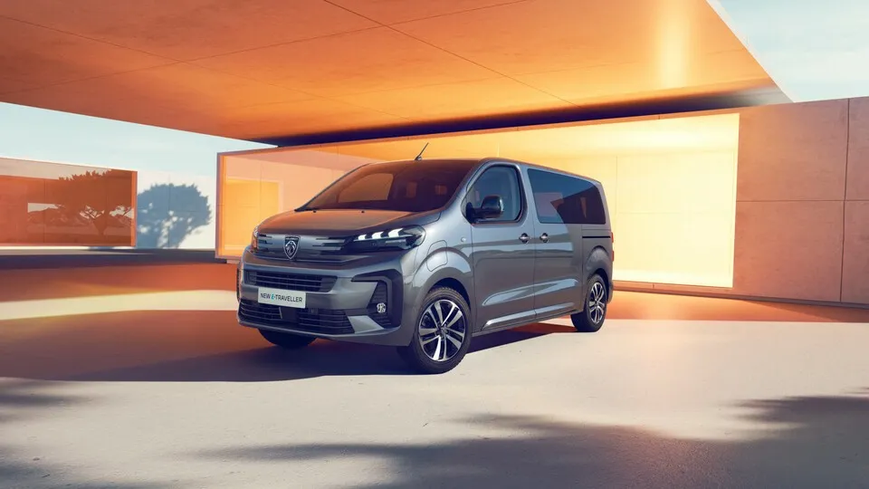Peugeots Elektro-Busse E-Traveller & E-Expert Kombi bekommen einen neuen Kühlergrill, ein neues Inneres und Batterien mit bis zu 75 kWh.
