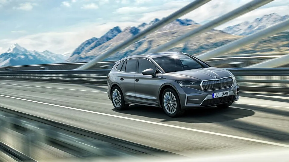 Die Modell-Updates des Skoda Enyaq kommen 2024 für Preise ab 37.142 Euro (alle Preise netto zzgl. USt.) auf den Markt.