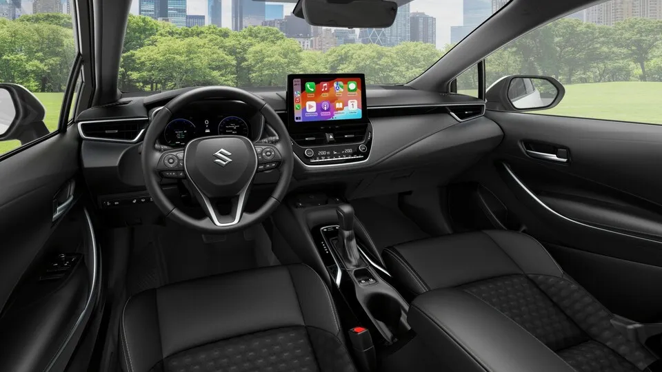 Das Cockpit des Suzuki Across und Swace ziert jetzt ein 10,5 Zoll Touchscreen in Serie.