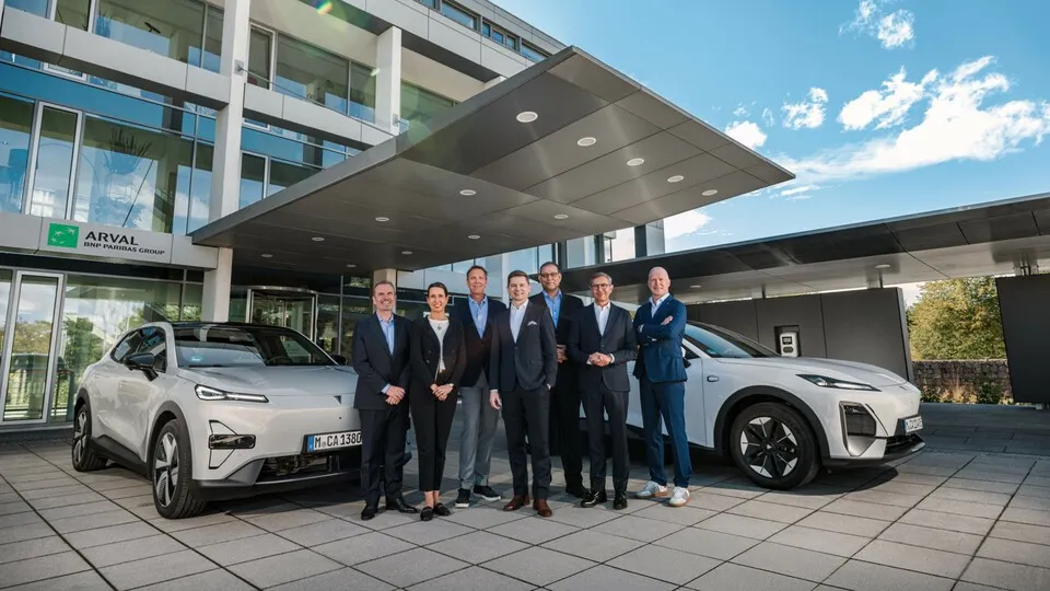 (v. L.) Sébastien Valy (Geschäftsführer, Arval Deutschland), Claudia Kaiser (Retail Director, Arval Deutschland), Christian Schüßler (Director Strategic Partnerships, Arval Deutschland), Steffen Obst (Head of Sales, Changan), Karim Ben Naceur (Fleet and Leasing Manager, Changan), Michel Thebault (CEO Consors Finanz BNP Paribas), Bernd Brauer (Head of Mobilty, Consors Finanz)