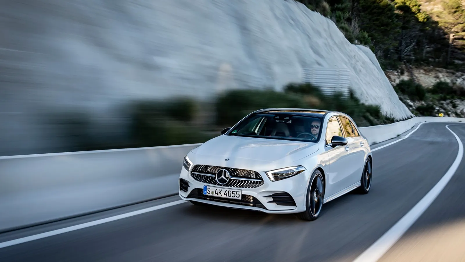 Mercedes-Benz A 180 DCT: Das Schlusslicht unseres Vergleichs verursacht in drei Jahren mehr als 2.400 Euro Wartungskosten, davon entfallen alleine auf den Arbeitslohn 1.505 Euro.