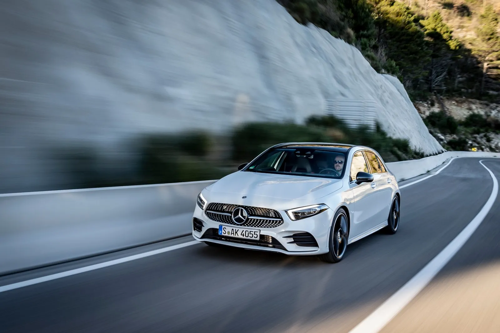 Mercedes-Benz A 180 DCT: Das Schlusslicht unseres Vergleichs verursacht in drei Jahren mehr als 2.400 Euro Wartungskosten, davon entfallen alleine auf den Arbeitslohn 1.505 Euro.
