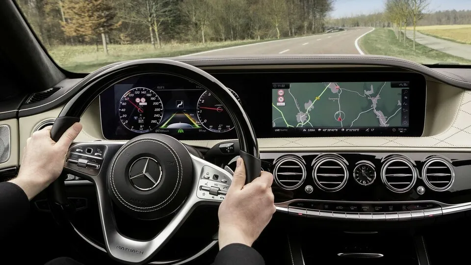 Mercedes-Benz Intelligent Drive in der neuen S-Klasse Streckenbasierte GeschwindigkeitsanpassungBei eingeschaltetem Aktivem Abstands-Assistent DISTRONIC wird die Fahrgeschwindigkeit auf vorausliegende Streckenereignisse wie Kurven, T-Kreuzungen, Kreisver