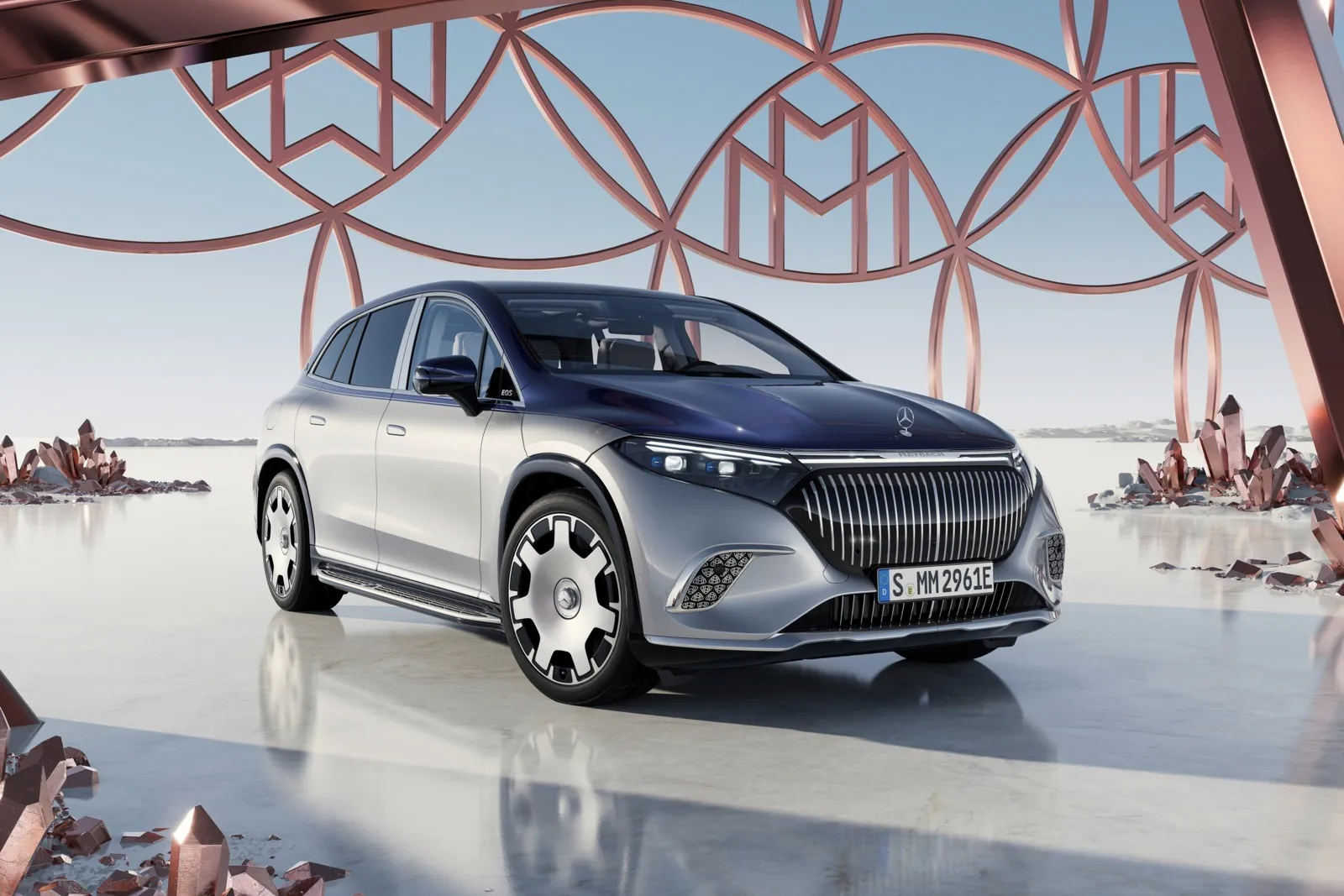 Im Frühjahr in Shanghai, im September in München? Mercedes verspricht, sein gesamtes Produktspektrum zu präsentieren. Der neue Maßstab im Segment der Luxus-SUVs dürfte Mercedes` vollelektrische Highend-Version Maybach EQS sein.
