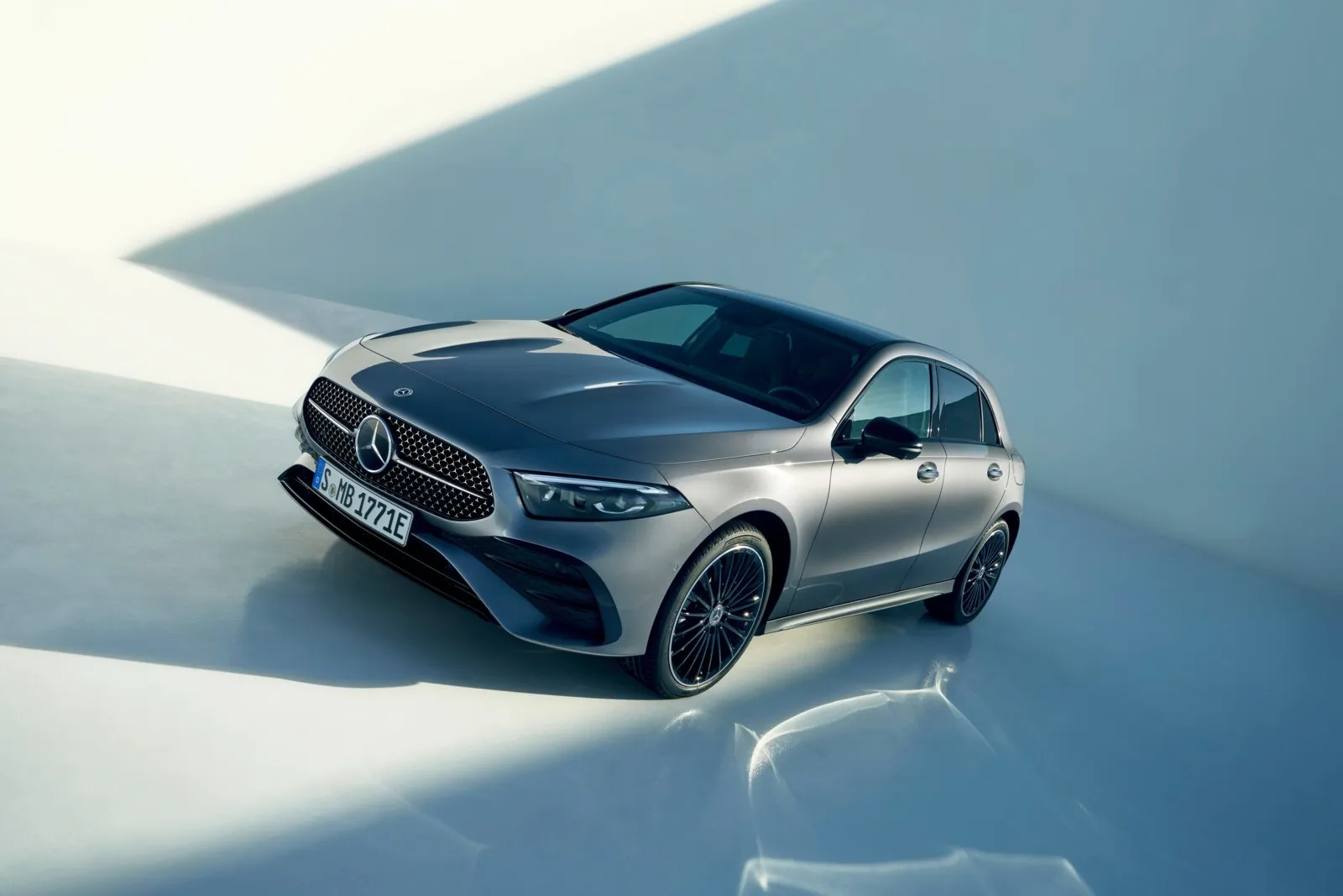Mercedes A 200 7G DCT: Für den schwäbischen Premium-Kompakten fallen Gesamtwartungskosten in Höhe von 2.600 Euro an. Damit ist er das einzige Steilheck in diesem Vergleich, dessen Wartungskosten über denen des vergleichbaren SUVs liegen.