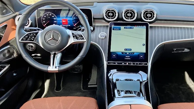 10,25-Zoll-Digitalinstrumente und ein 9,5-Zoll-Touchscreen sind immer an Bord der C-Klasse, optional gibt es 12,3 und 11,9 Zoll große Varianten.