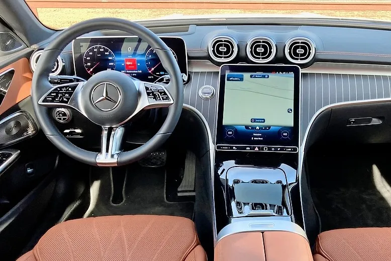 10,25-Zoll-Digitalinstrumente und ein 9,5-Zoll-Touchscreen sind immer an Bord der C-Klasse, optional gibt es 12,3 und 11,9 Zoll große Varianten.