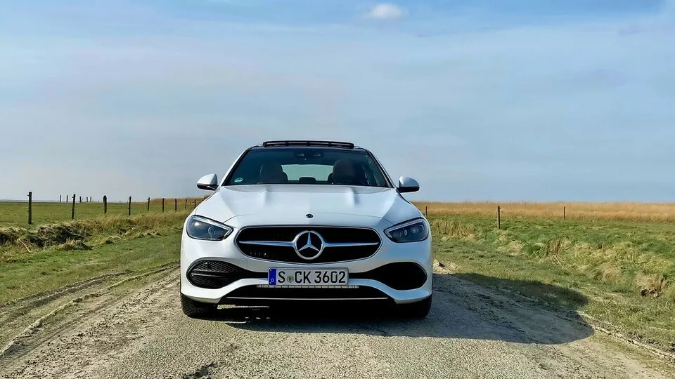 Stern im Grill, schmale Scheinwerfer, fließende Frontschürze: die C-Klasse kommt im aktuellen Mercedes-Look.