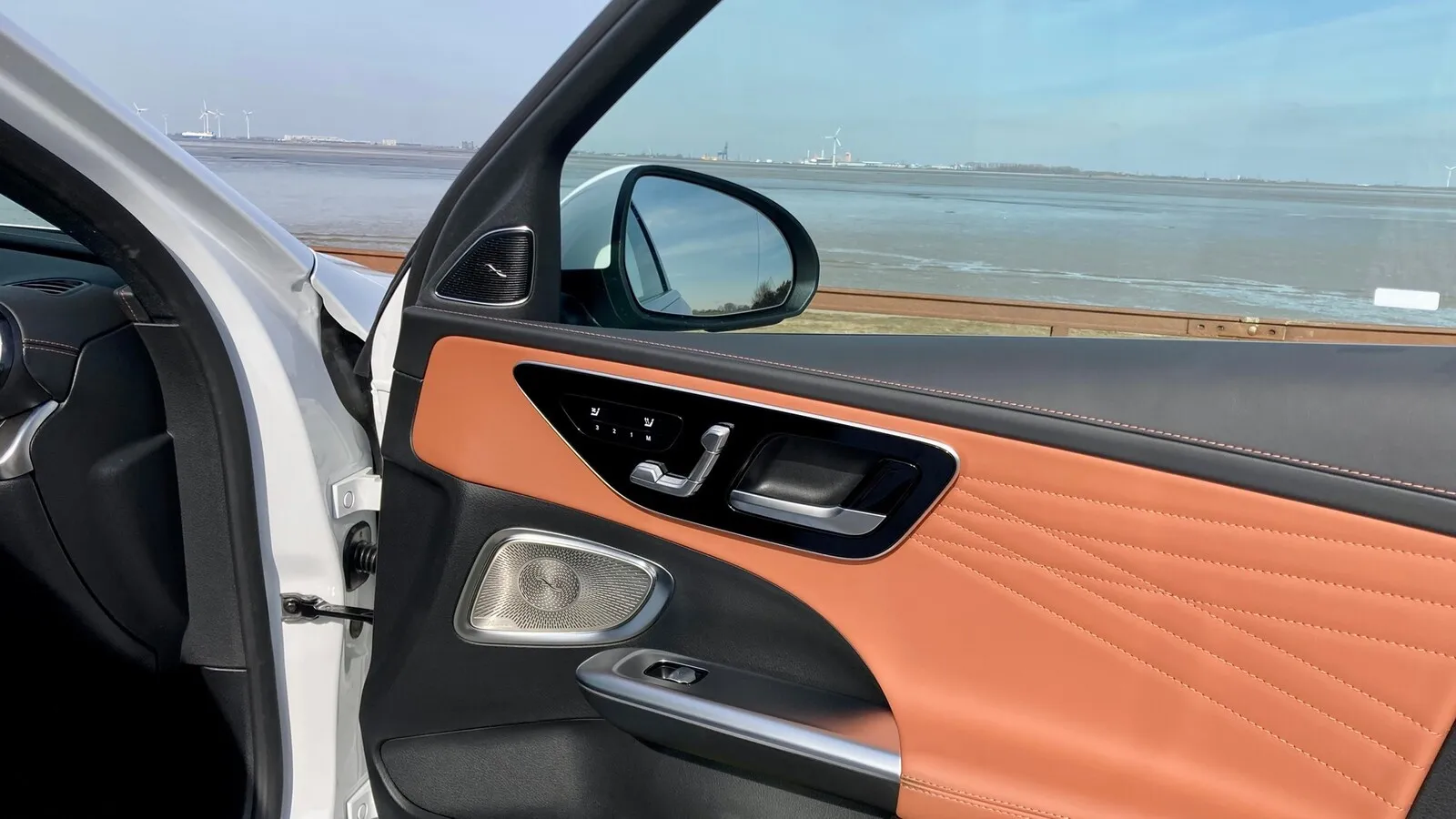 Elektrische Sitzverstellung im typischen Mercedes-Layout.