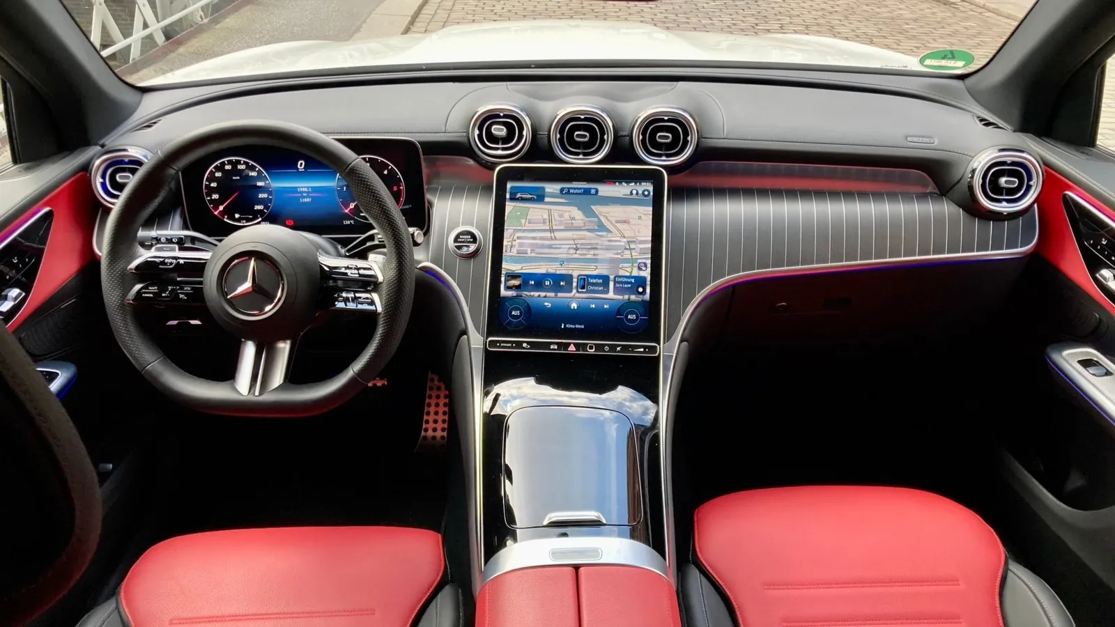 12,3-Zoll-Digitalinstrumente und der 11,9-Zoll-Touchscreen sind Serie im GLC. Beide zeigen gestochen scharfe Bilder.