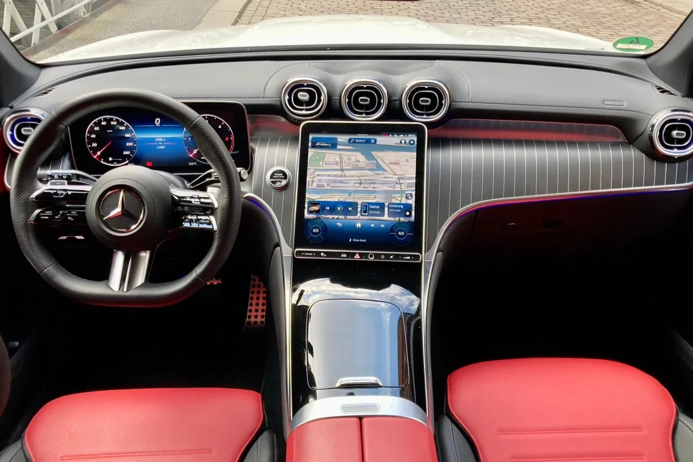 12,3-Zoll-Digitalinstrumente und der 11,9-Zoll-Touchscreen sind Serie im GLC. Beide zeigen gestochen scharfe Bilder.