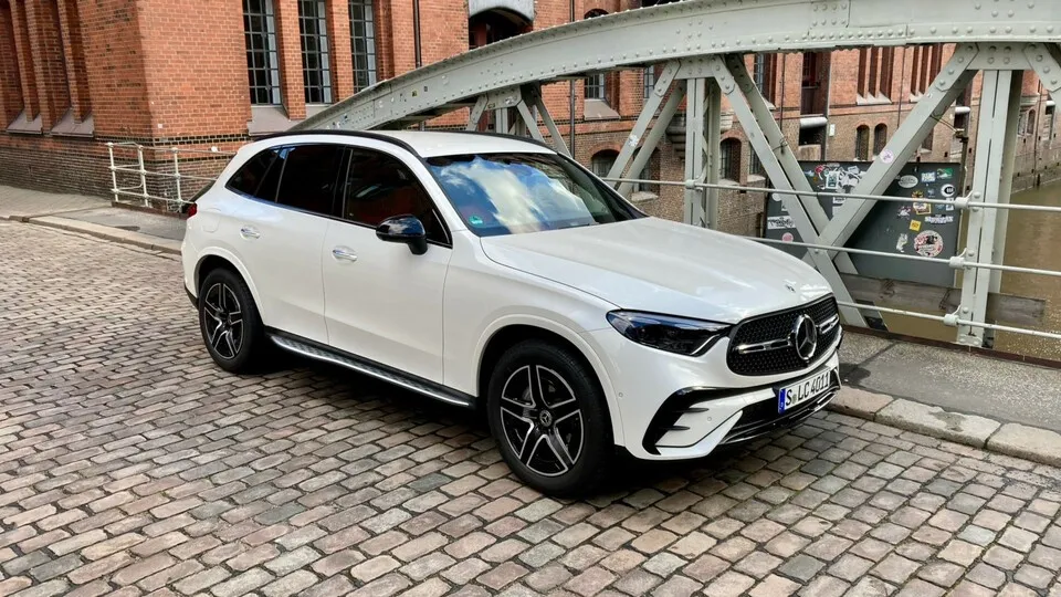 Schmale Scheinwerfer und Trapez-Grill: Das Mittelklasse-SUV GLC trägt das aktuelle Mercedes-Gesicht.