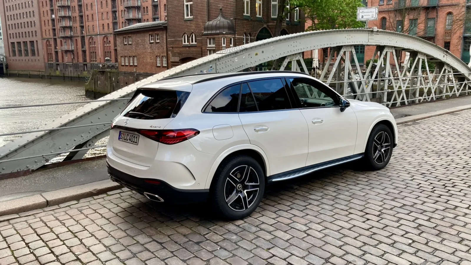 Auch das GLC-Heck mit seinen schmalen Rückleuchten zeigt Familienähnlichkeit.