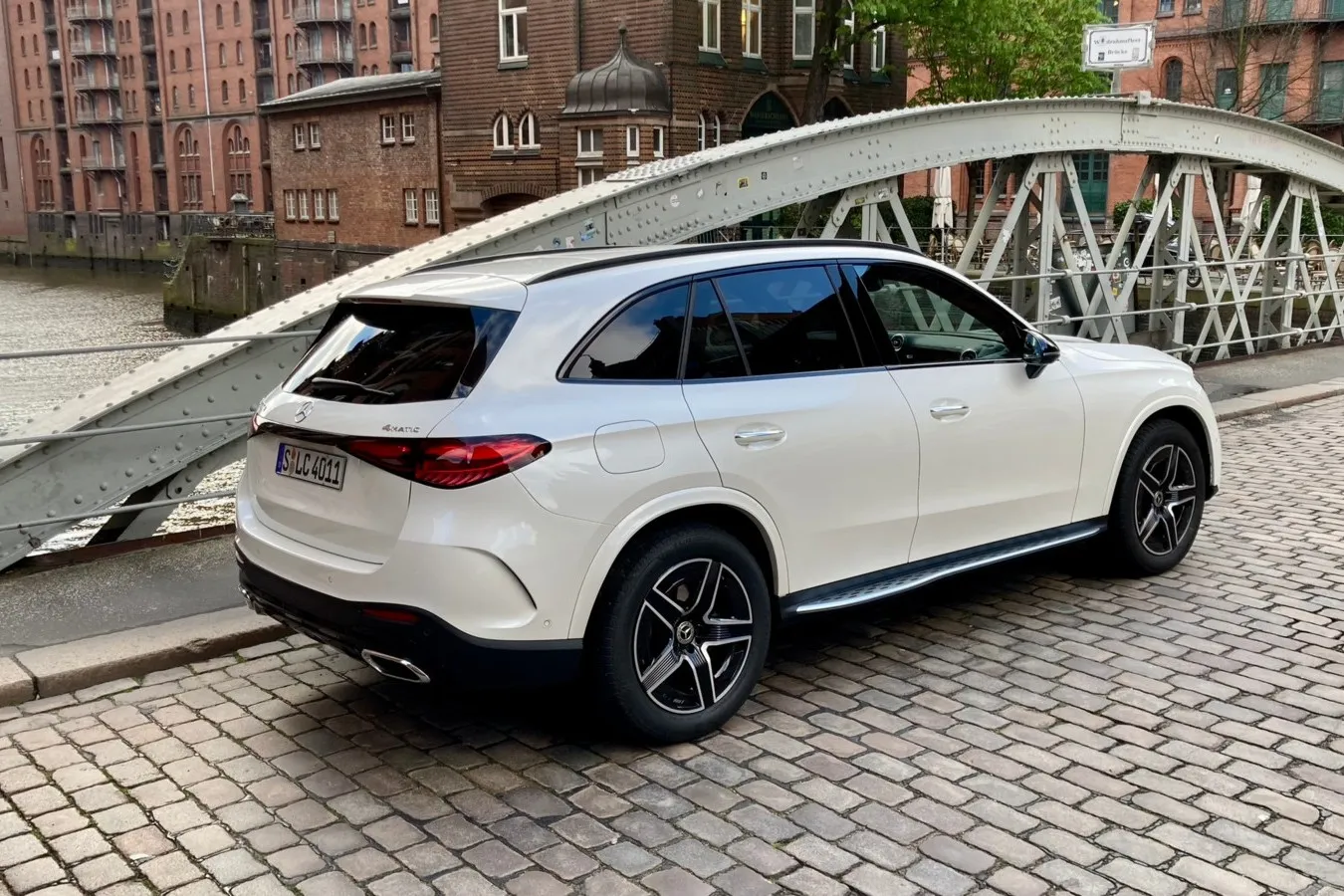 Auch das GLC-Heck mit seinen schmalen Rückleuchten zeigt Familienähnlichkeit.