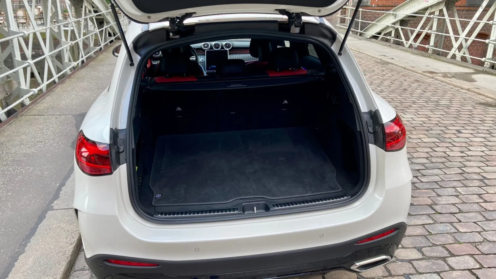 Mindestens 620 Liter Gepäck fasst der Kofferraum des mittelgroßen Mercedes-SUVs. Da geht also einiges rein.
