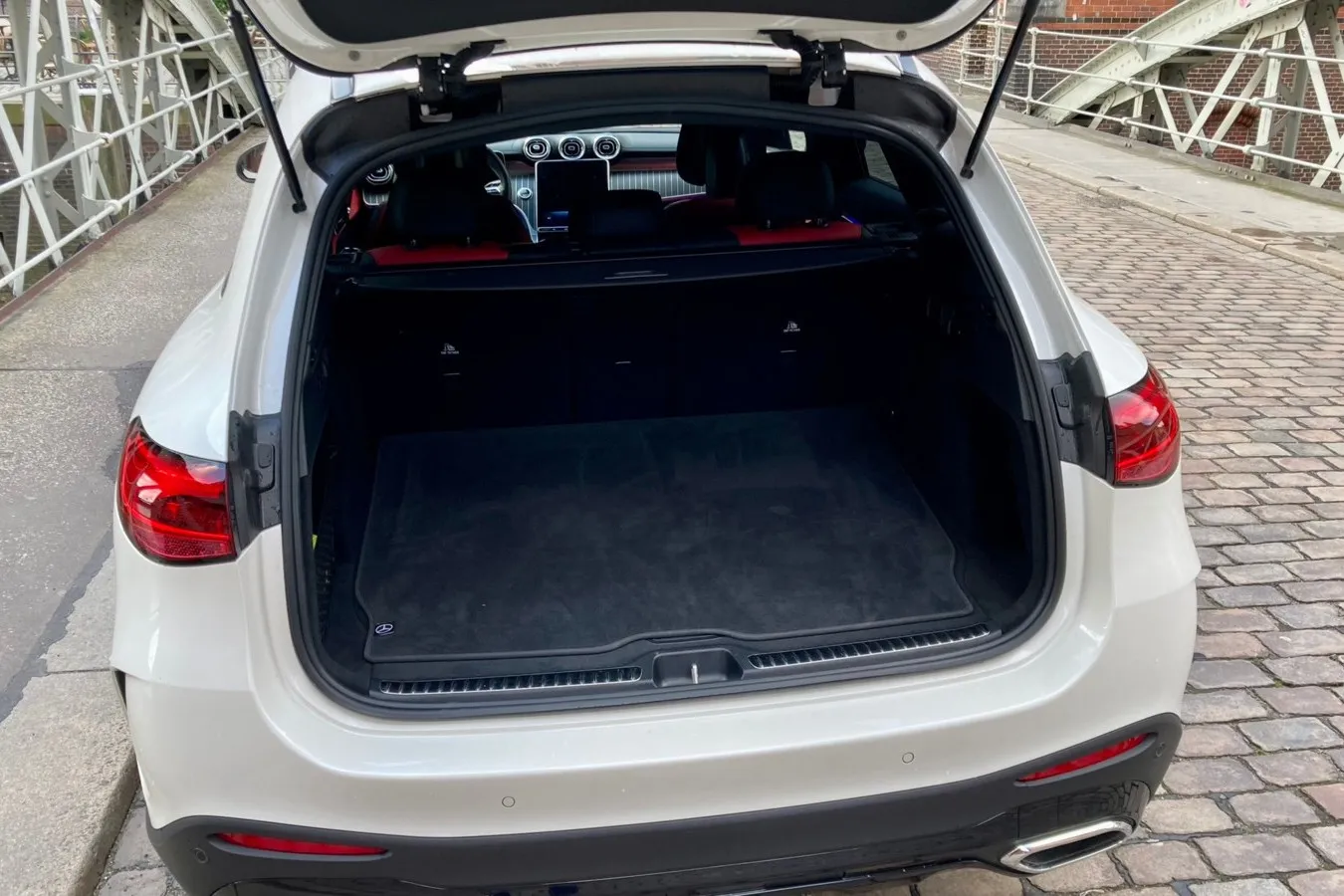 Mindestens 620 Liter Gepäck fasst der Kofferraum des mittelgroßen Mercedes-SUVs. Da geht also einiges rein.
