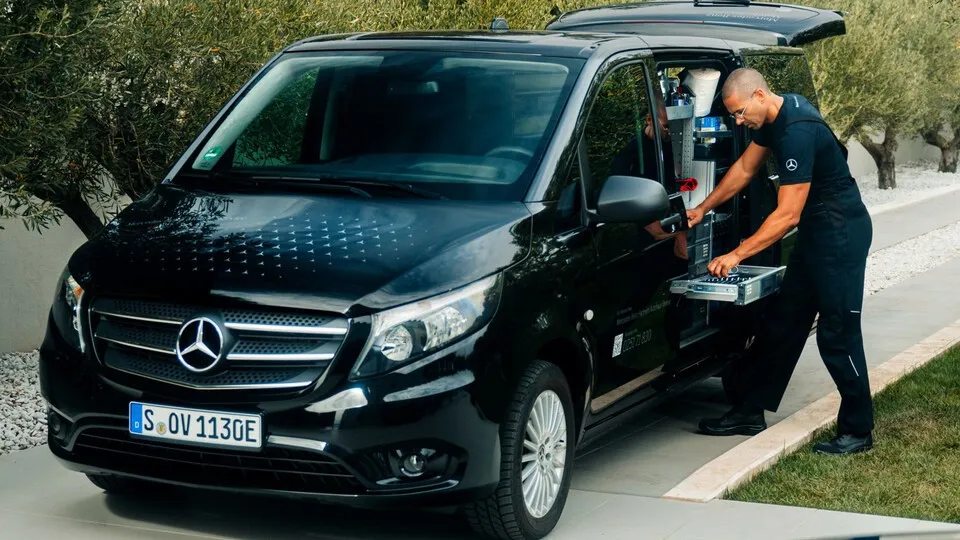 Werkstattvan von Mercedes-Benz: Service und kleinere Reparautren für elektrifizierte Modelle auch zu Hause.