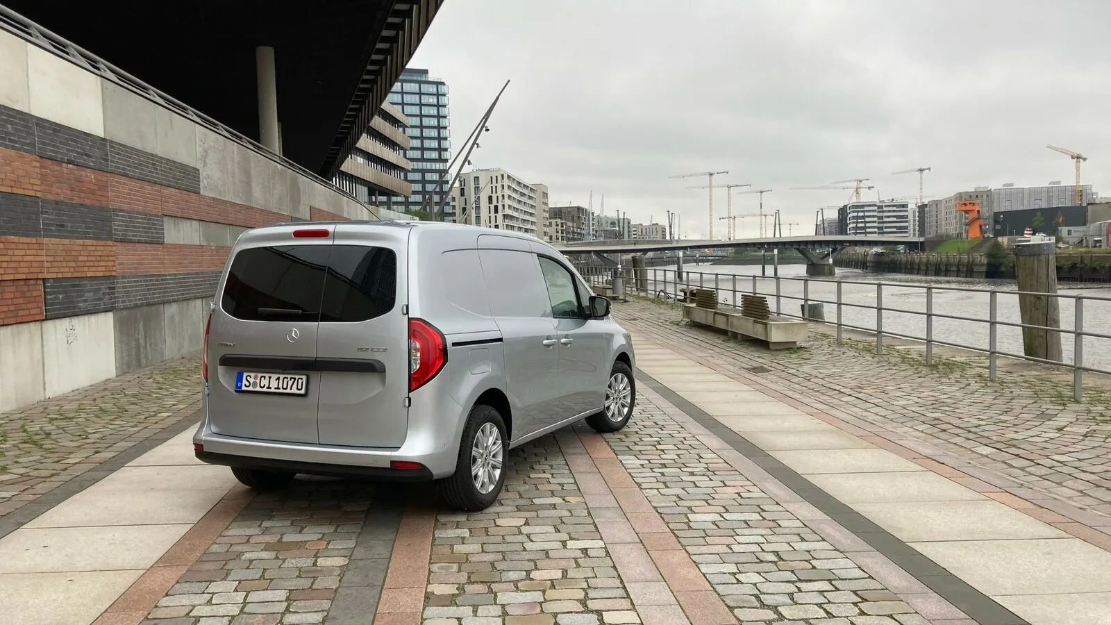 Am Heck sind die Unterschiede zum Renault Kangoo verständlicherweise nicht allzu groß, vorn zeigt der Citan mehr Eigenständigkeit.