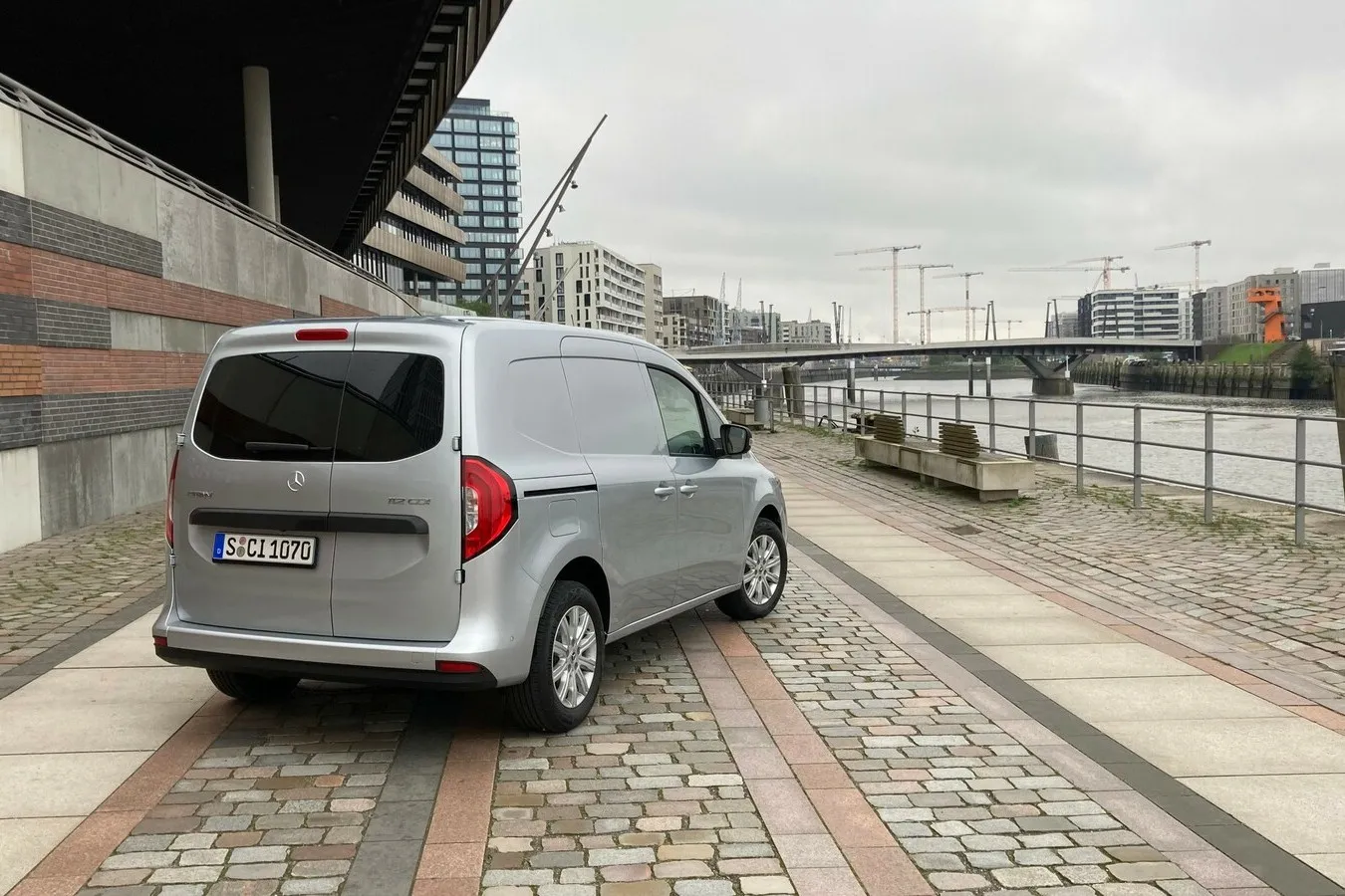 Am Heck sind die Unterschiede zum Renault Kangoo verständlicherweise nicht allzu groß, vorn zeigt der Citan mehr Eigenständigkeit.