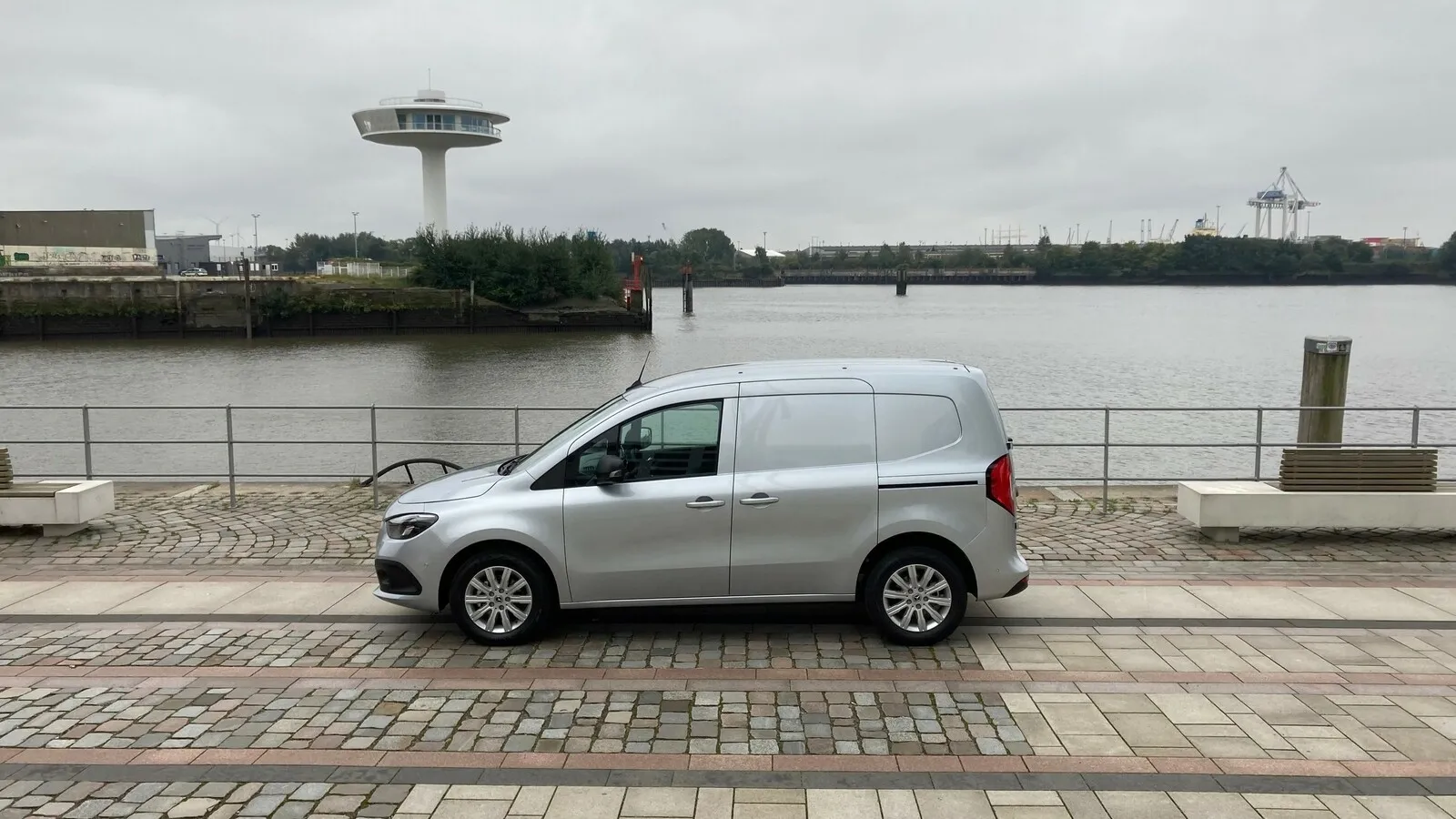 Der Citan kommt zunächst als rund 4,50 Meter lange Standardversion, die Langversion folgt 2022.